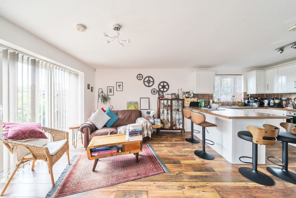 Property photo 2 of 20 1325660-2-687913c...
