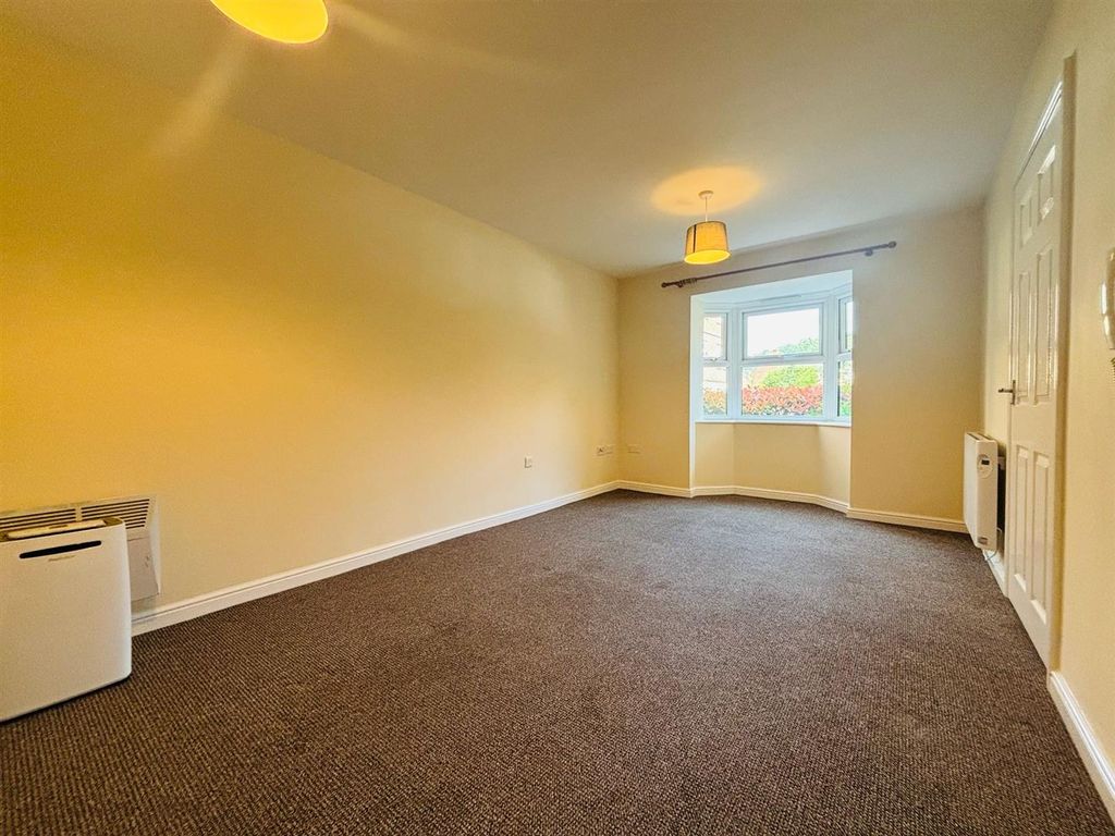 Property photo 2 of 13 Living / Dining Room:
