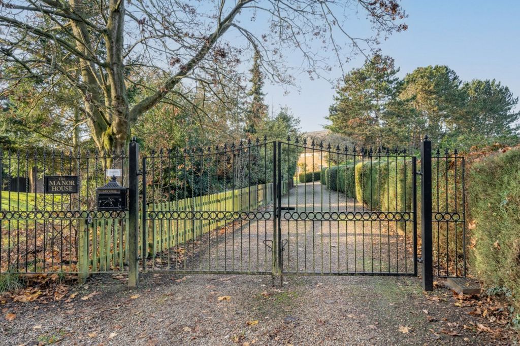 Property photo 2 of 34