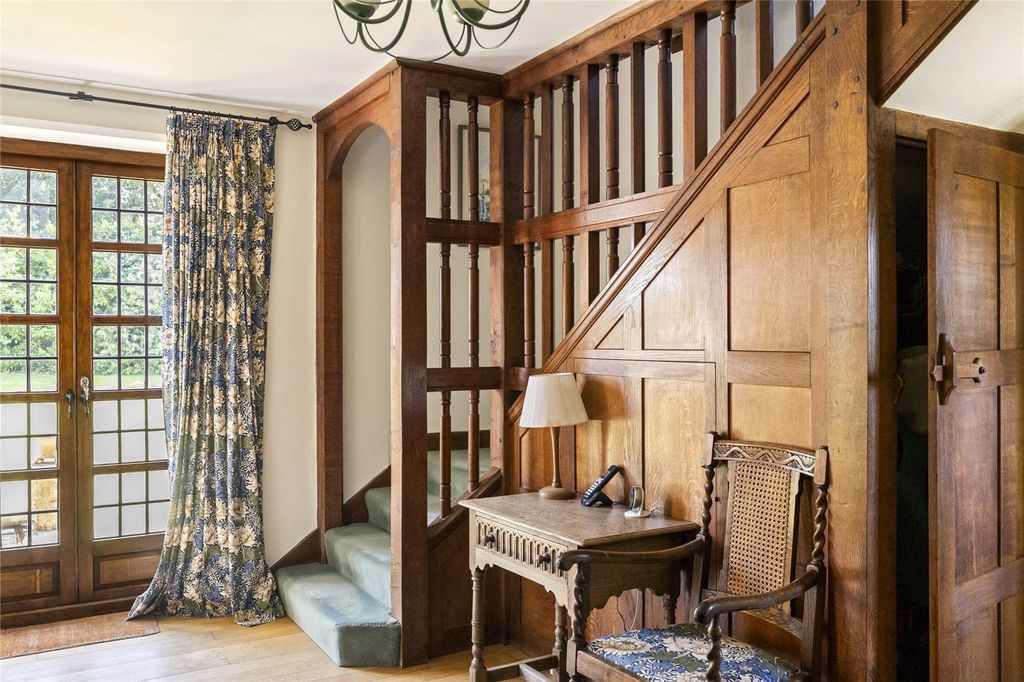 Property photo 2 of 34 Entrance Hall