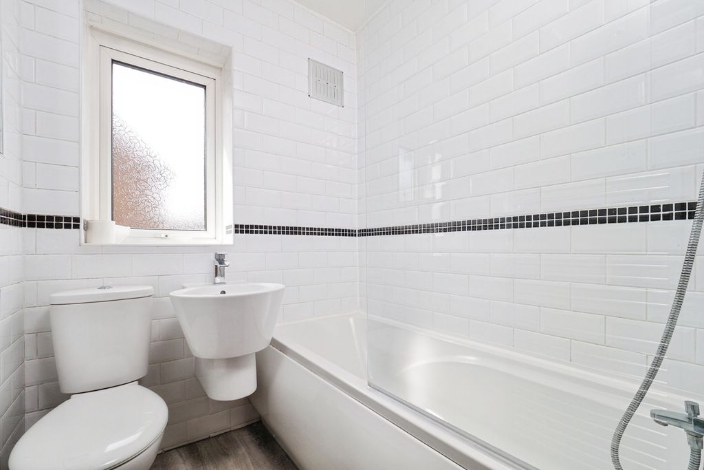 Property photo 3 of 17 Bathroom