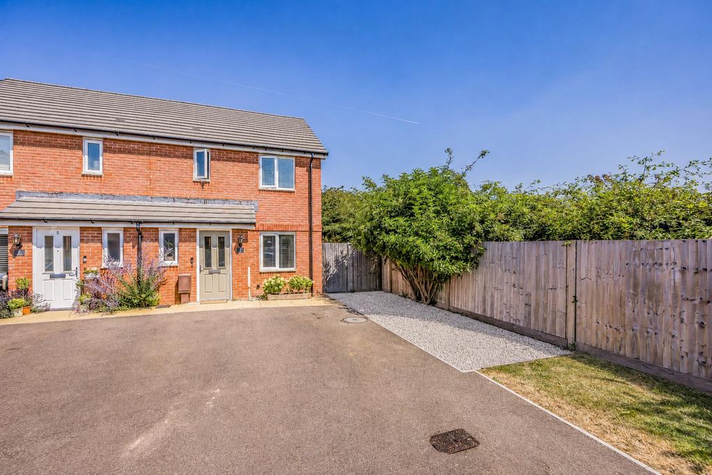 Property photo 1 of 16 Turret Avenue, Havant-Porticomarketing-Nexa-32A.Pn