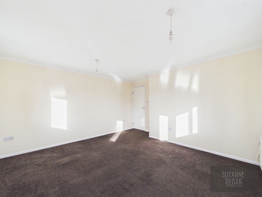 Property photo 3 of 8 Cam03318G0-Pr0099-Still003