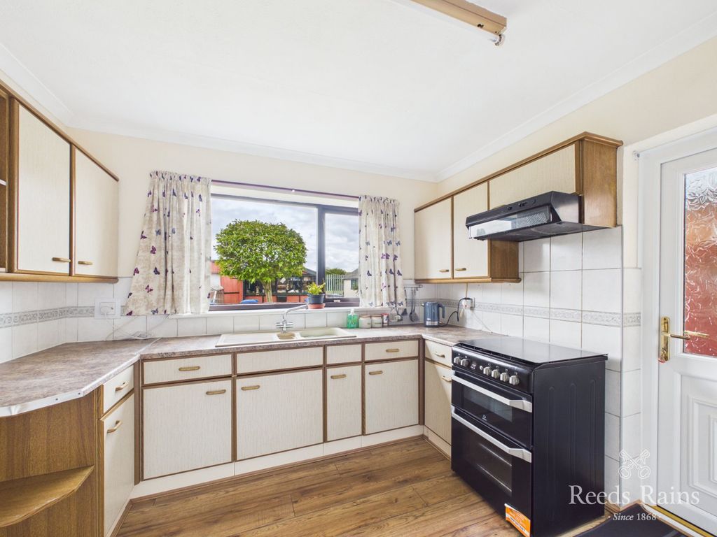 Property photo 3 of 18 Kitchen