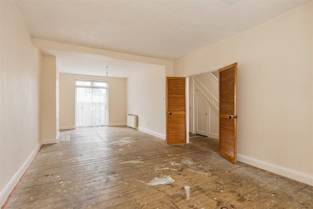 Property photo 3 of 29 Hall Lane, E4