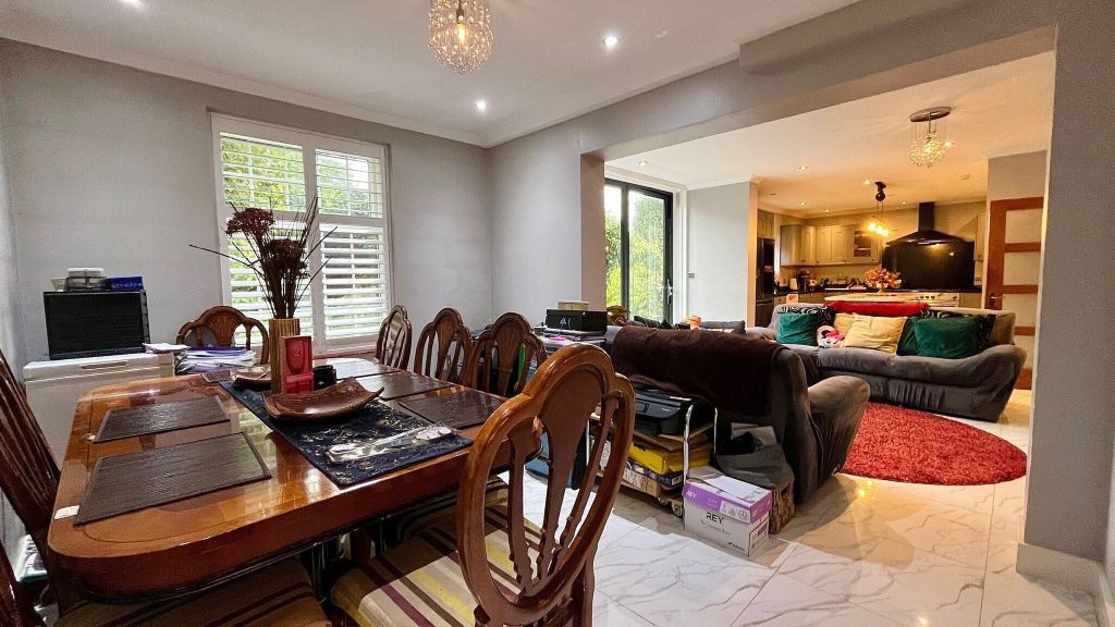 Property photo 1 of 16 Living Room