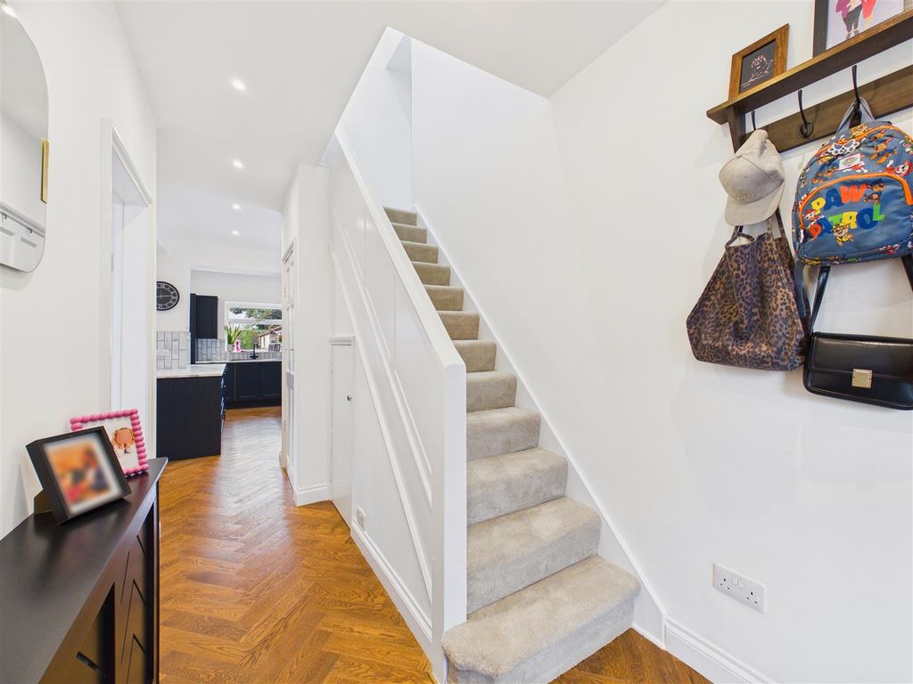 Property photo 3 of 18 Entrance Hallway