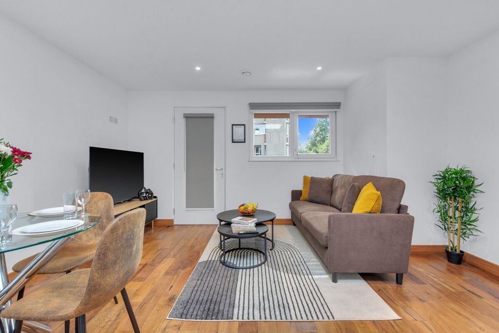 Property photo 1 of 18 Living Room