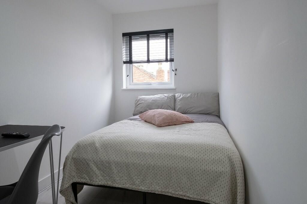 Property photo 2 of 15 A Bright And Neatly Maintained Double Bedroom With...