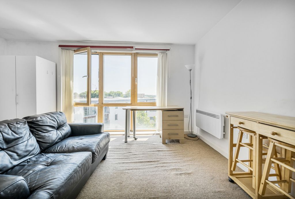 Property photo 3 of 7 1312963-8-68553B9...