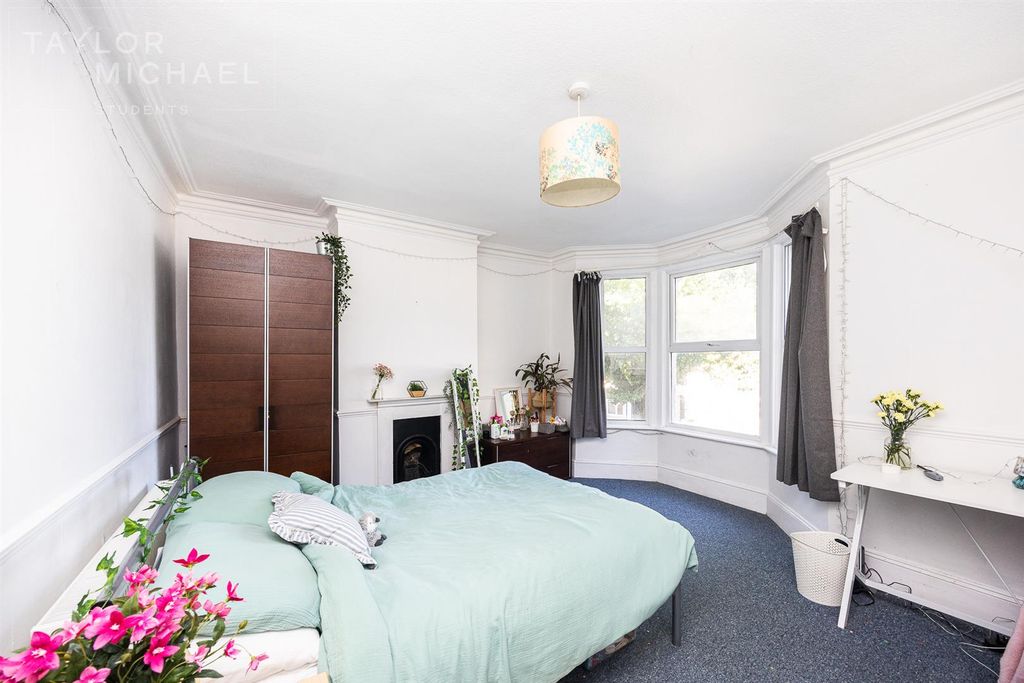 Property photo 3 of 10 Bedroom