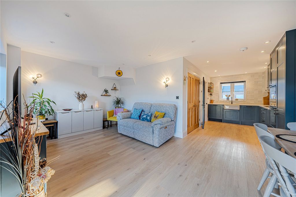 Property photo 3 of 12 Picture 3