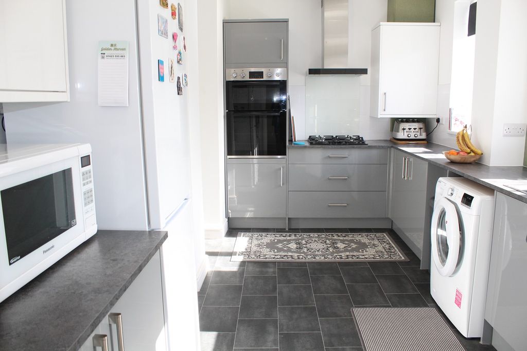 Property photo 2 of 13 Fitted Kitchen