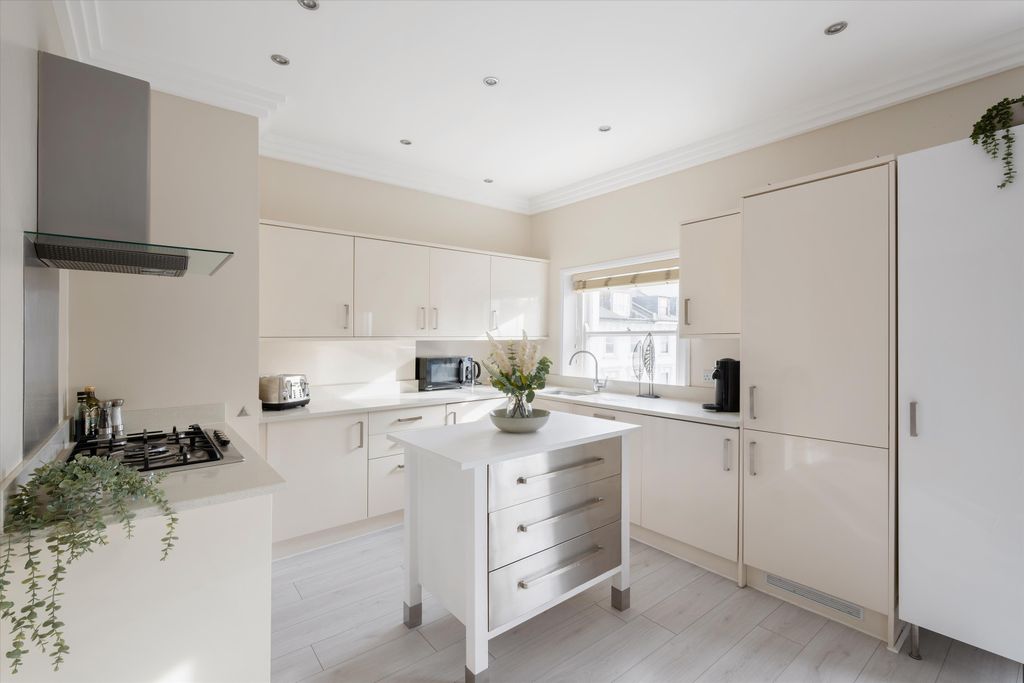 Property photo 3 of 11 Image