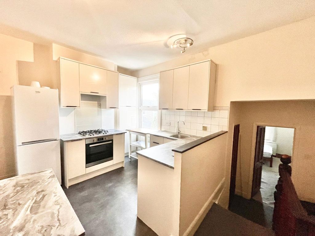 Property photo 3 of 9 Kitchen