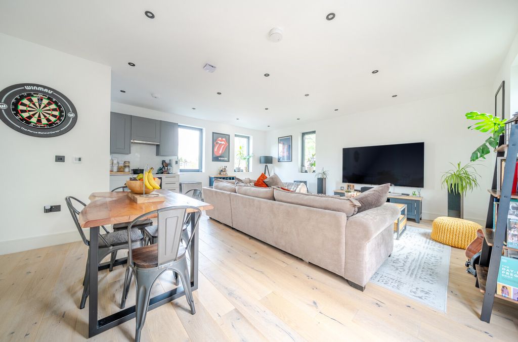 Property photo 3 of 16 1370009-16-68F770...