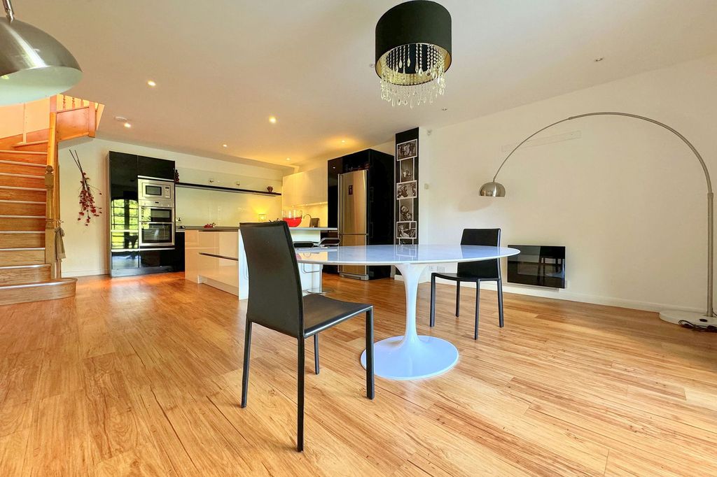 Property photo 2 of 22