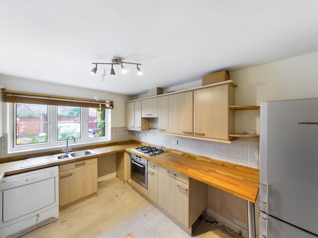 Property photo 2 of 11 Kitchen