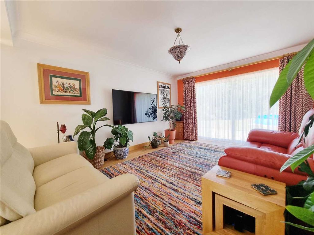 Property photo 2 of 17 Living Kitchen Area:
