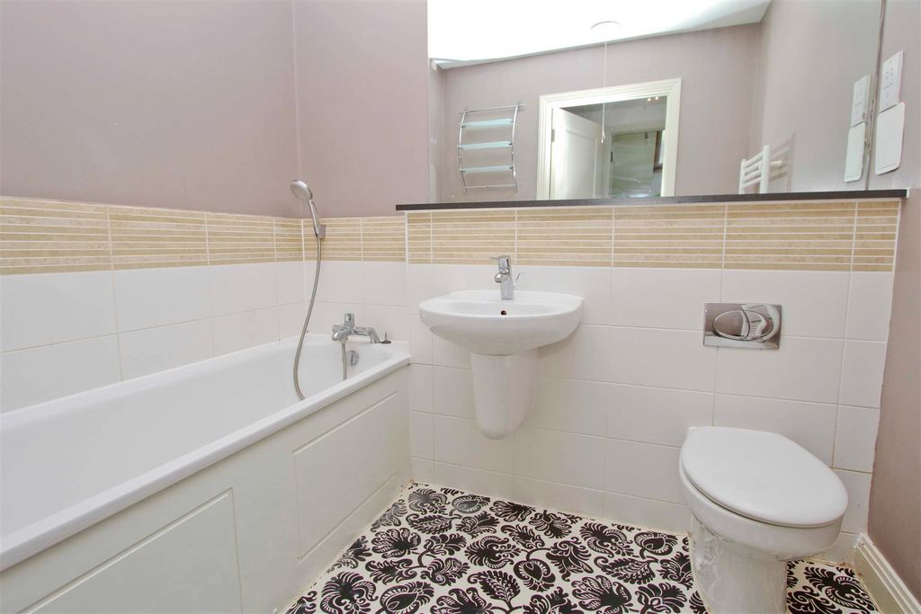 Property photo 3 of 11 Family Bathroom