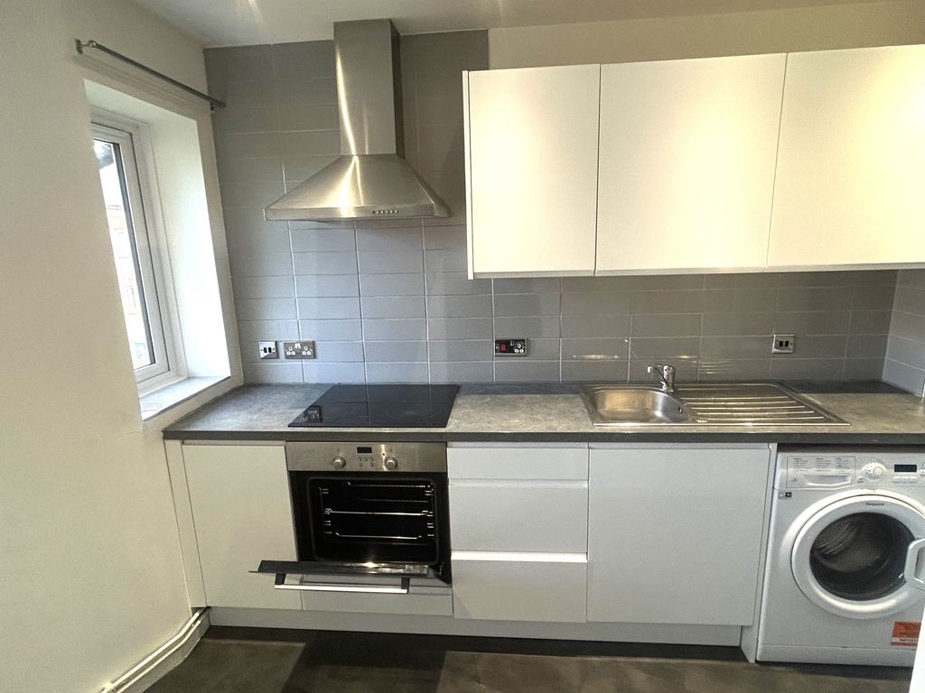 Property photo 3 of 11 Image00005