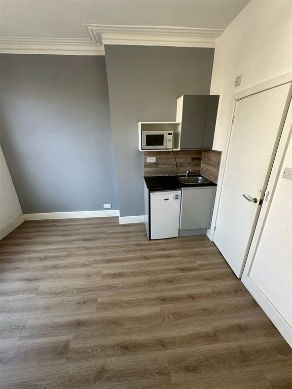 Property photo 2 of 4 Bedroom Thorpe Studio.Jpg