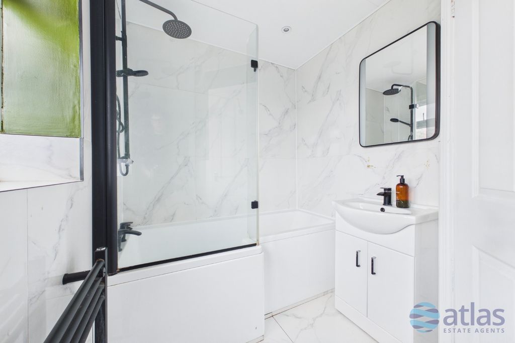 Property photo 3 of 19 Bathroom