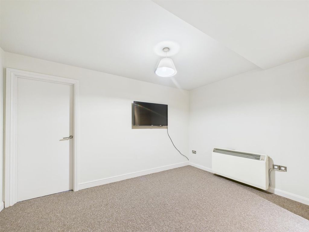 Property photo 3 of 6 Bedroom