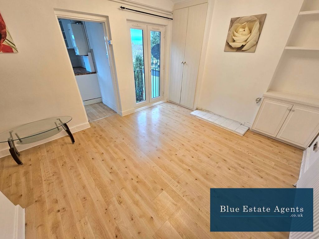 Property photo 3 of 12 Lounge