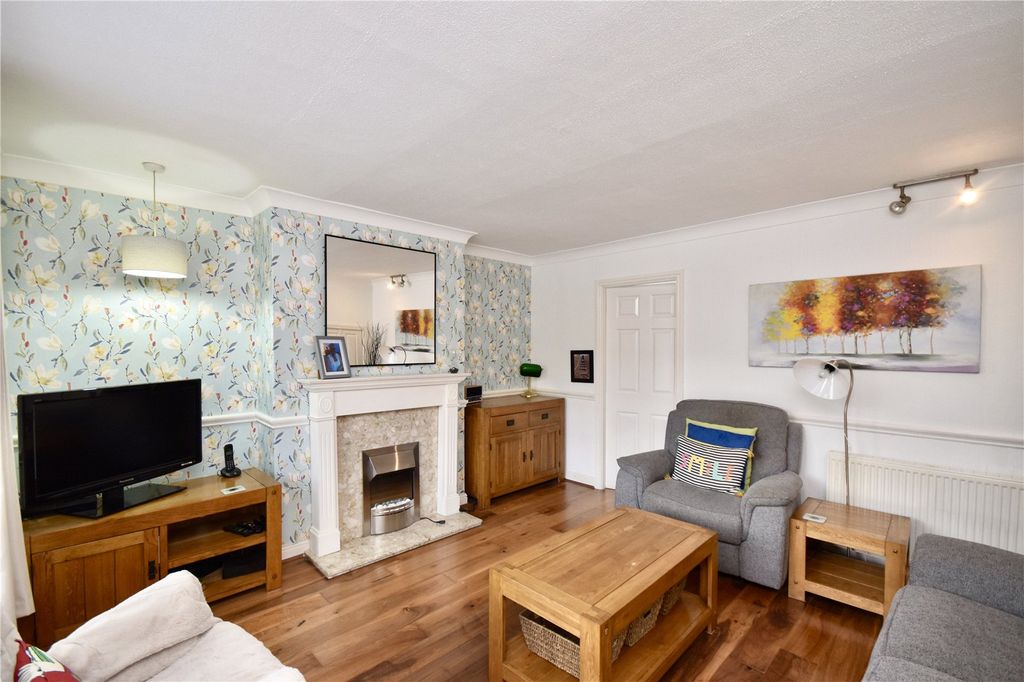 Property photo 2 of 16 Lounge