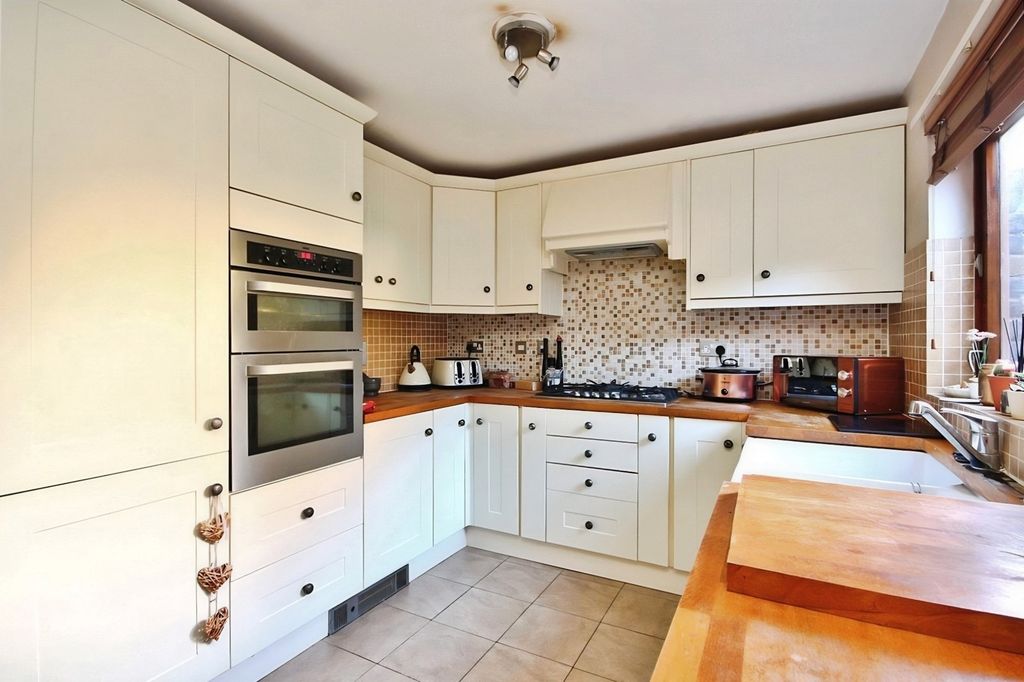 Property photo 3 of 10 Kitchen