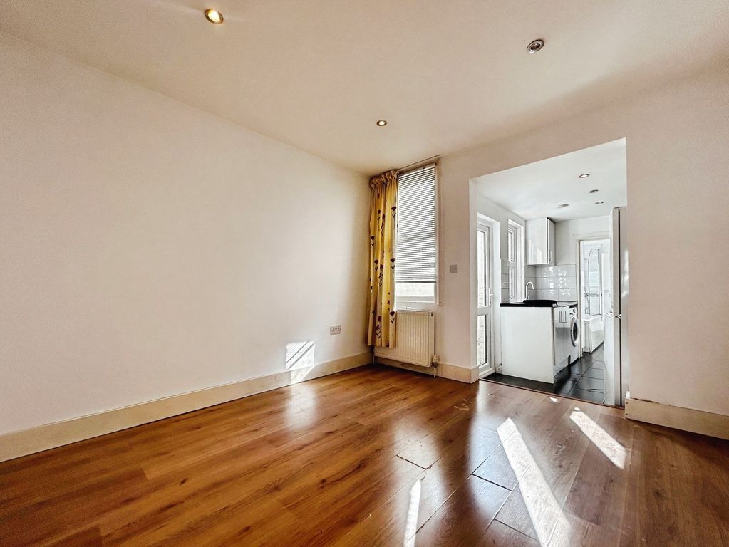 Property photo 3 of 11 Pbox-Img.Jpg