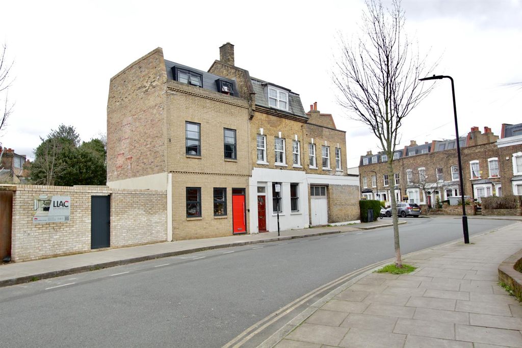 Property photo 1 of 18 Nevill Road, N16