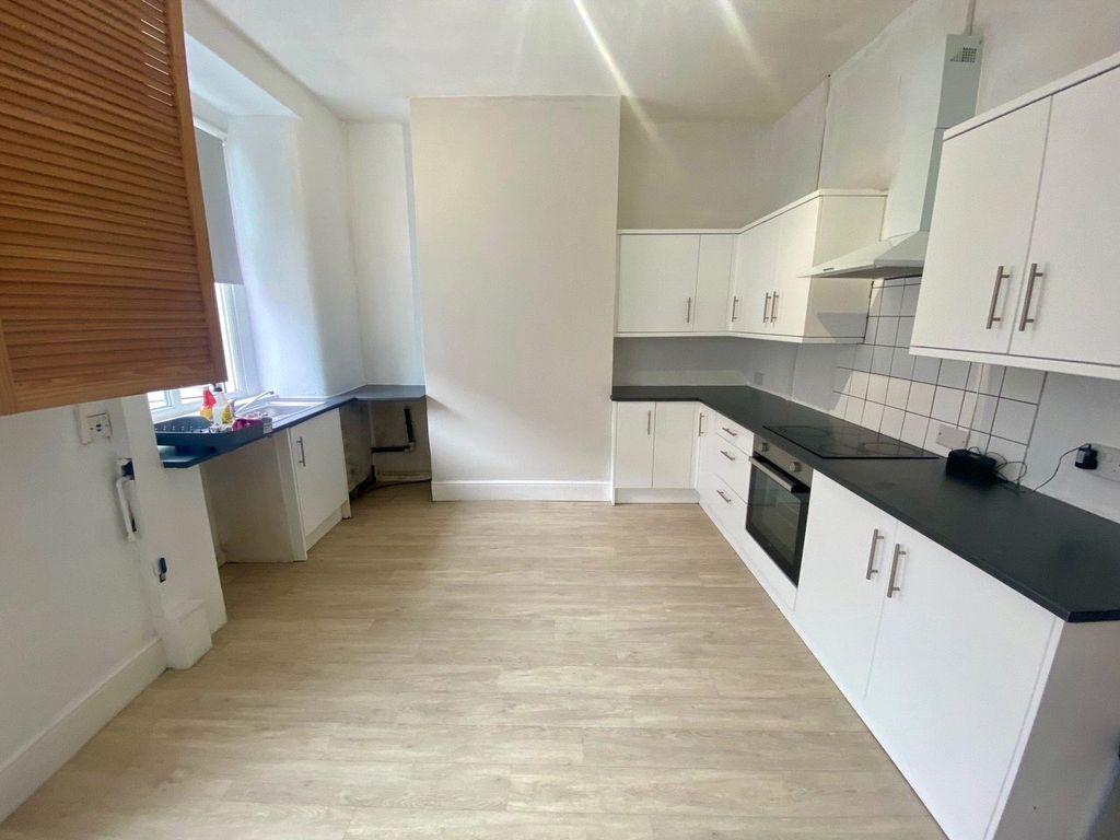 Property photo 3 of 9 Dining Kitchen