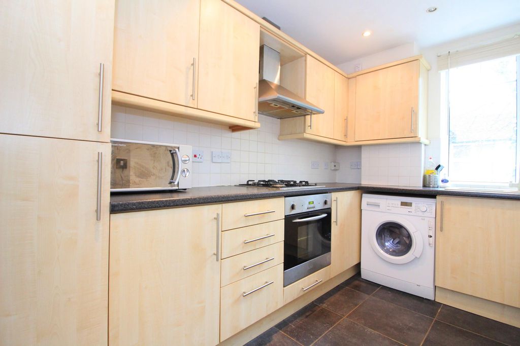 Property photo 3 of 11 Kitchen