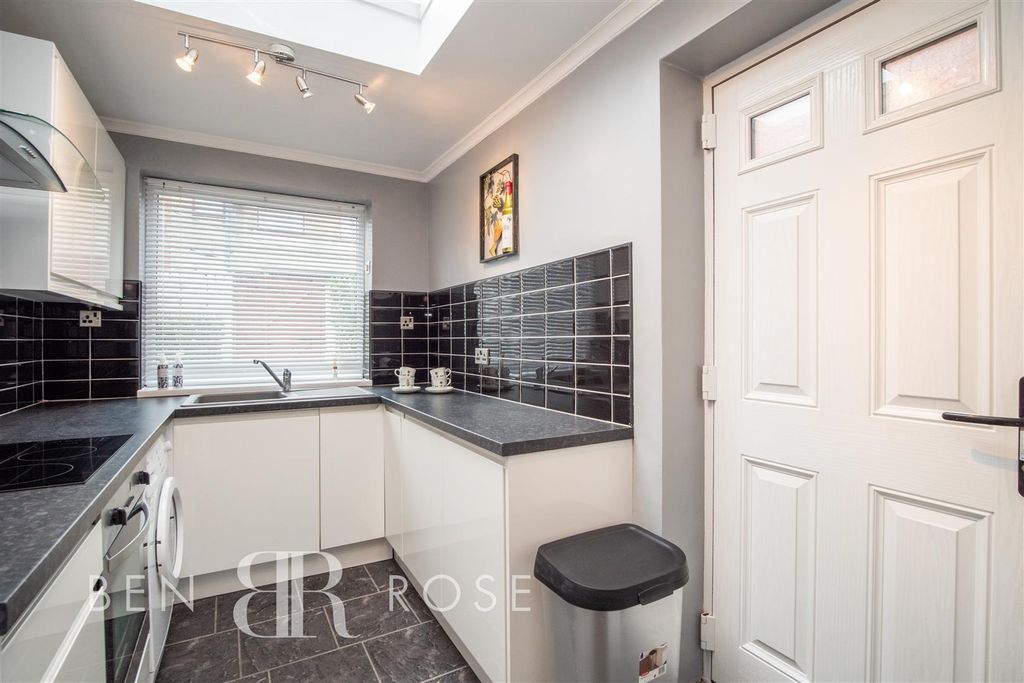 Property photo 3 of 17 Kitchen