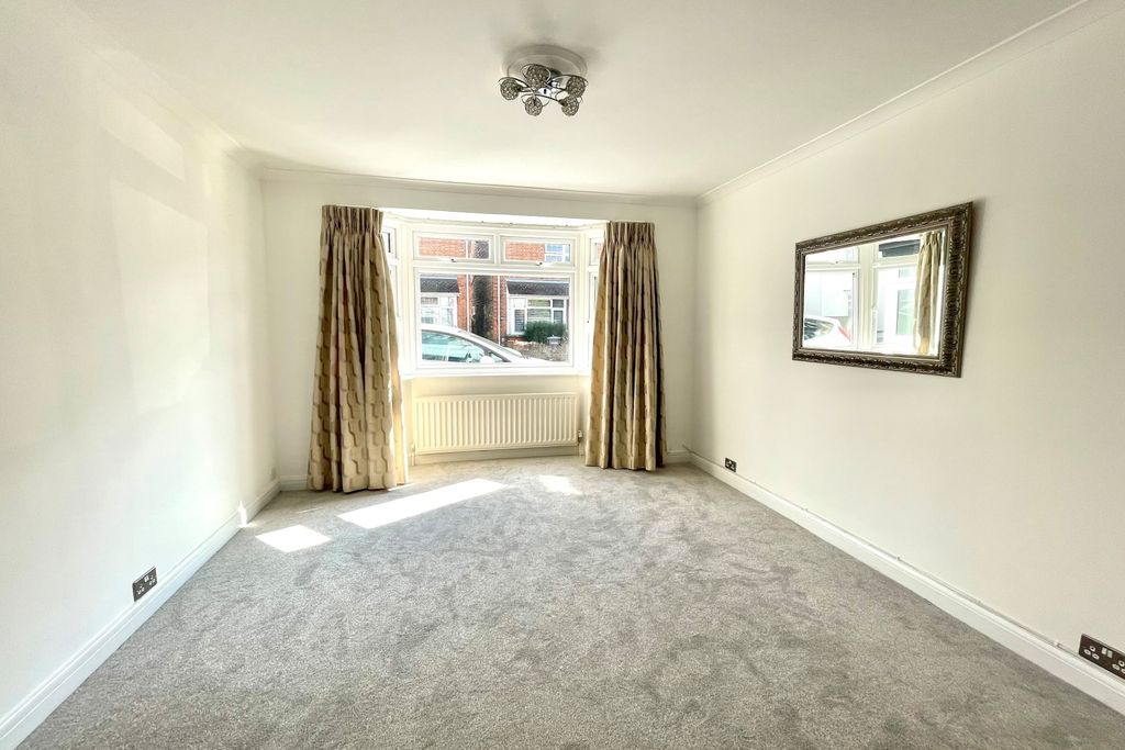 Property photo 3 of 10 Lounge