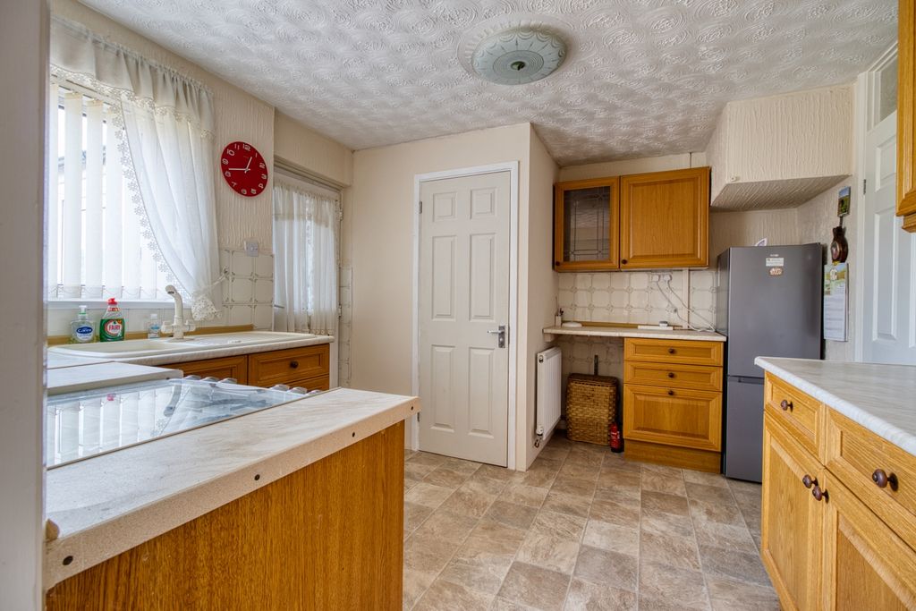 Property photo 3 of 16 Kitchen - Ewemove Swindon South