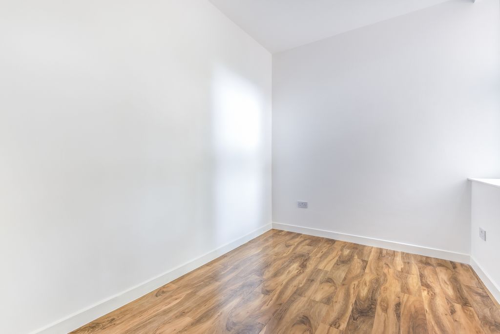 Property photo 2 of 6 Bedroom