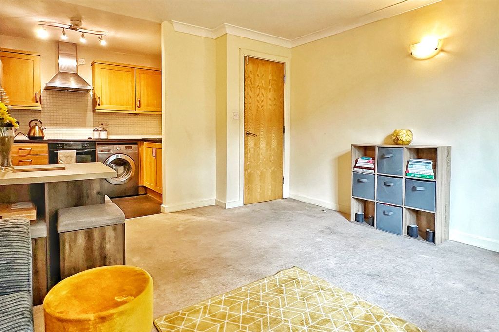 2 bed flat for saleMossley Road, Ashton-Under-Lyne, Greater Manchester OL6 photo 5