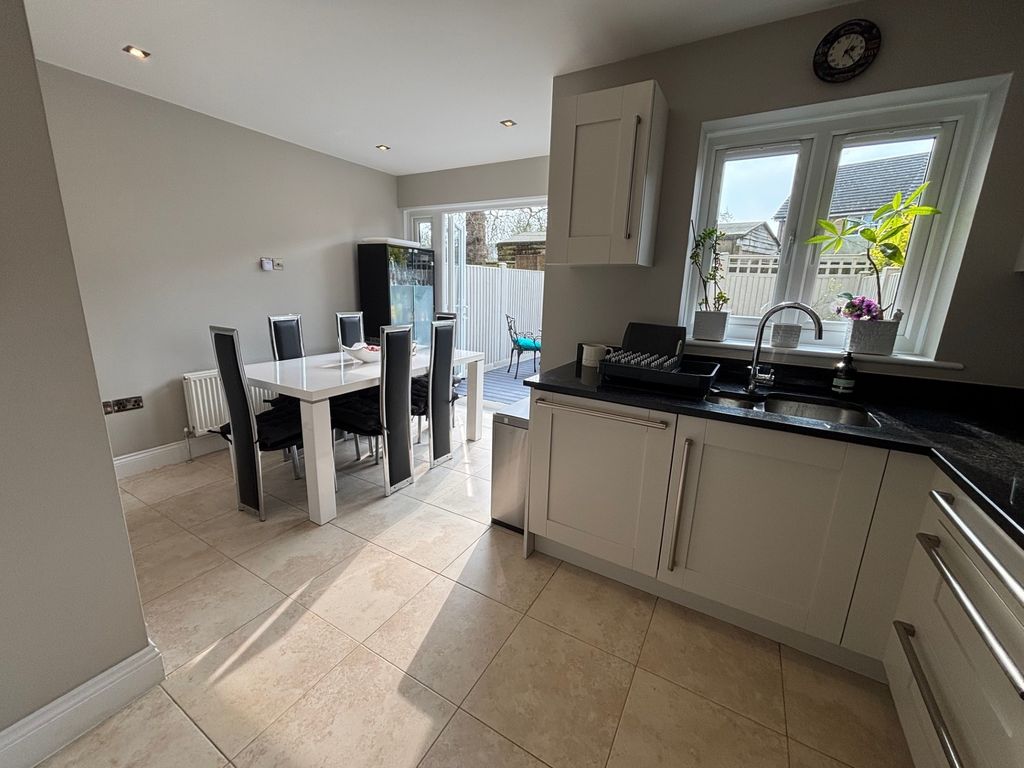 Property photo 3 of 9 Photo 6