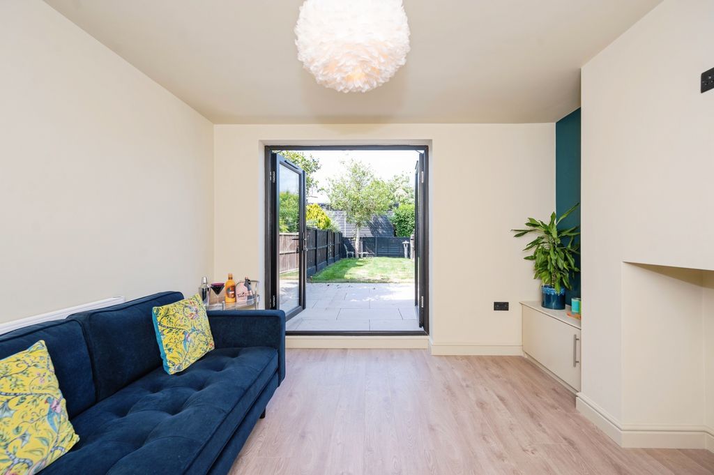 Property photo 3 of 15 Lounge