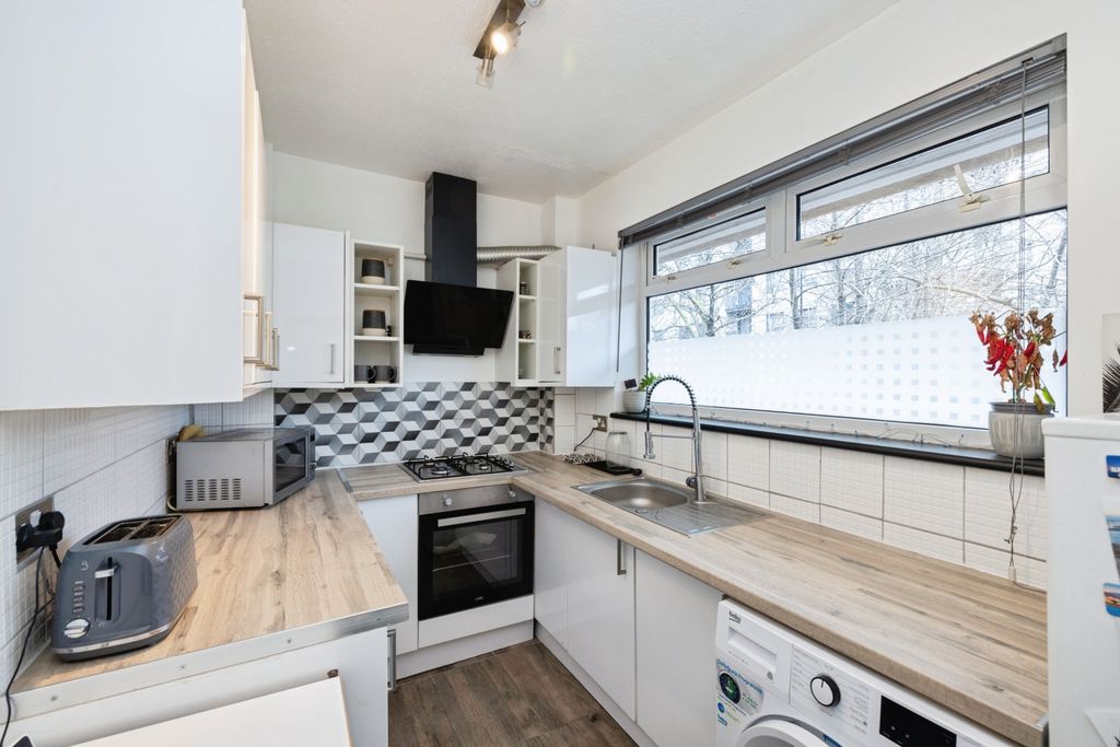 Property photo 3 of 17 Kitchen