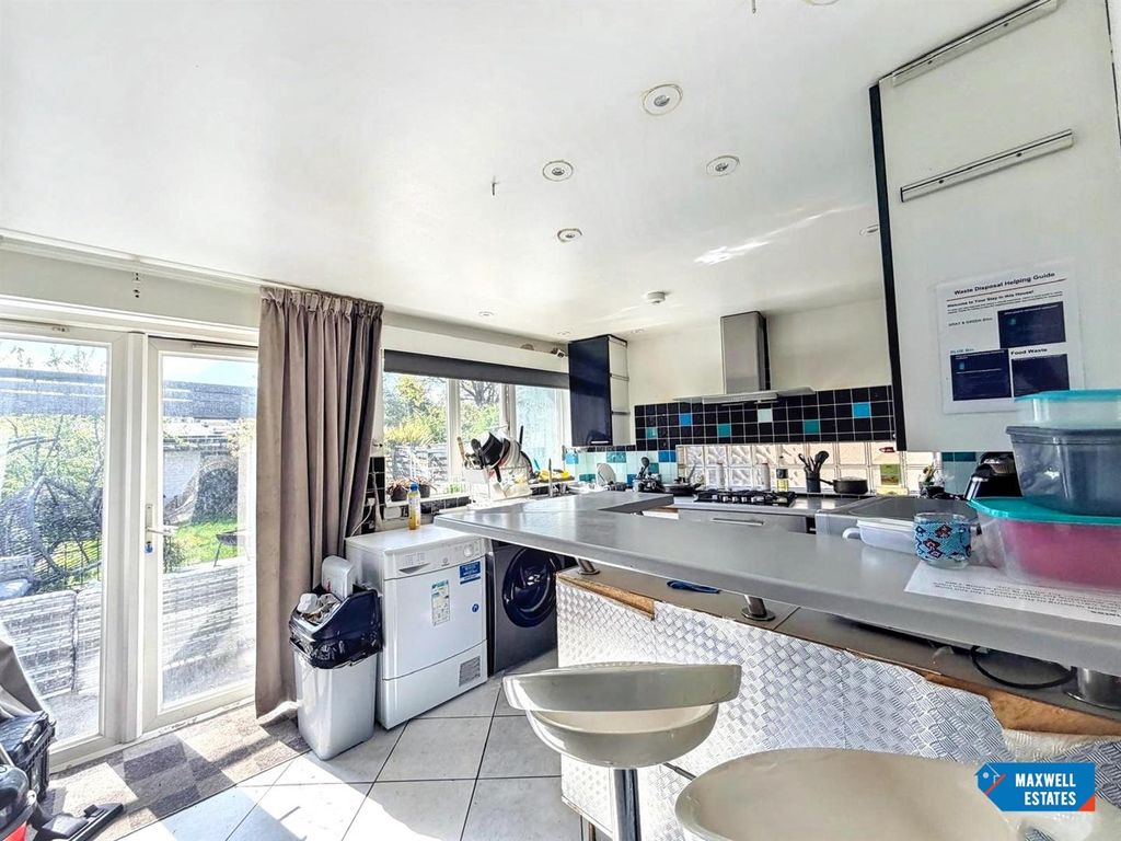 Property photo 3 of 29 Oakleigh Avenue 4.Jpg