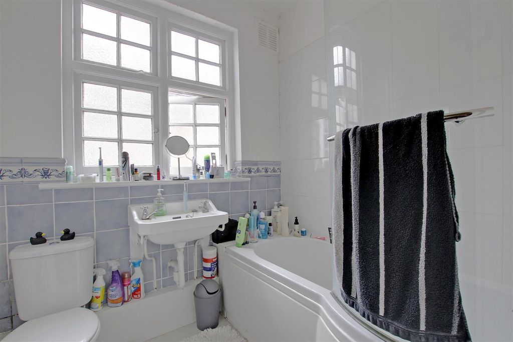 Property photo 3 of 8 Bathroom.Jpg