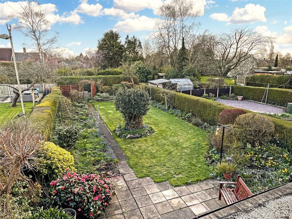 Property photo 3 of 20 Large &amp; Lovely Rear Garden 935