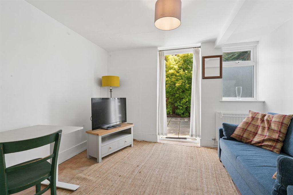 Property photo 2 of 11 Gff 46 Gilbey Road Sw17 Reception.Jpg