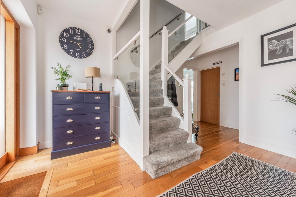 Property photo 2 of 35