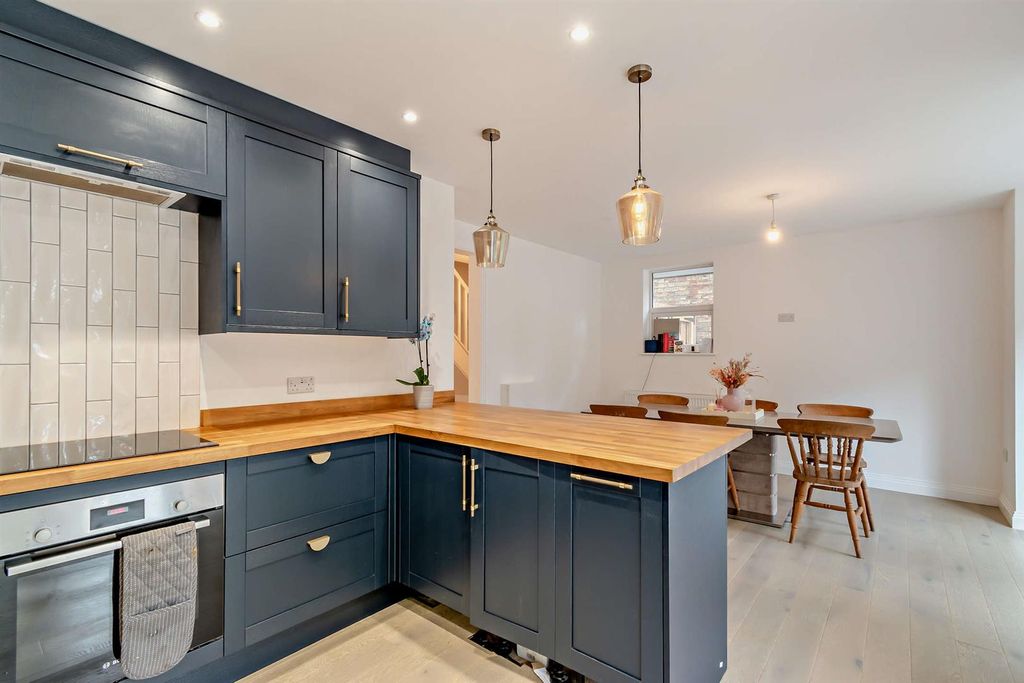 Property photo 2 of 27 8659732-Interior01-800.Jpg