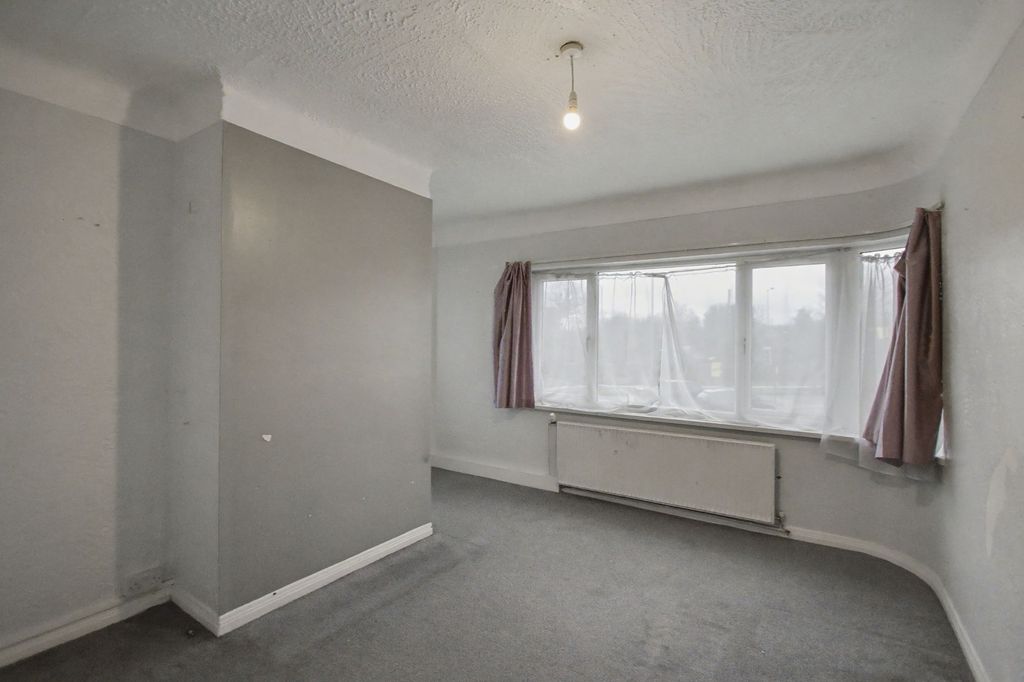 Property photo 3 of 10 2 Pymmes Close, Enfield, London N13 4Nj